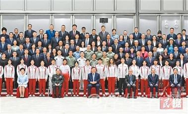 习近平接见全国群众体育先进单位、先进个人代表和全国体育系统先进集体、先进个人代表 习近平接见全国群众体育先进单位、先进个人代表和全国体育系统先进集体、先进个人代表