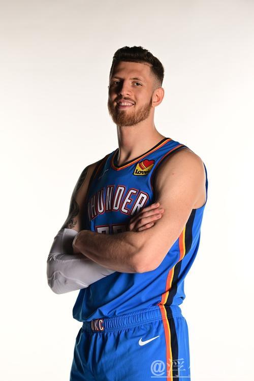 哈尔滕施泰因展现全能 飞身扣篮 哈尔滕施泰因展现全能 飞身扣篮